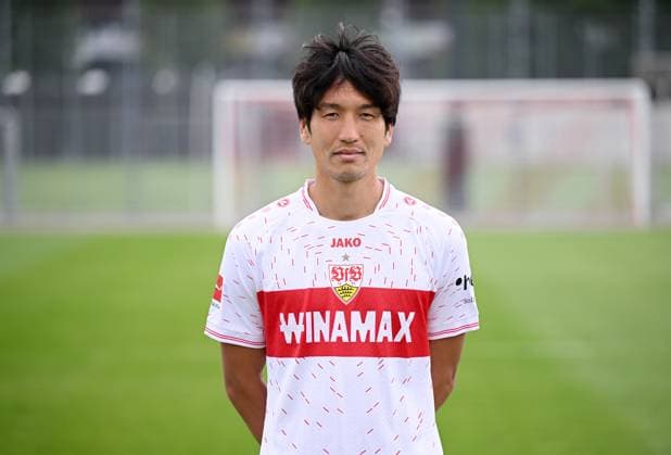 FUSSBALL 1. BUNDESLIGA SAISON 2023 2024 09.08.2023 Fototermin beim VfB Stuttgart auf dem Trainingsgelaende: Genki Haraguchi