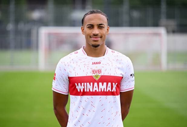 FUSSBALL 1. BUNDESLIGA SAISON 2023 2024 09.08.2023 Fototermin beim VfB Stuttgart auf dem Trainingsgelaende: Jamie Leweling