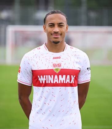FUSSBALL 1. BUNDESLIGA SAISON 2023 2024 09.08.2023 Fototermin beim VfB Stuttgart auf dem Trainingsgelaende: Jamie Leweling