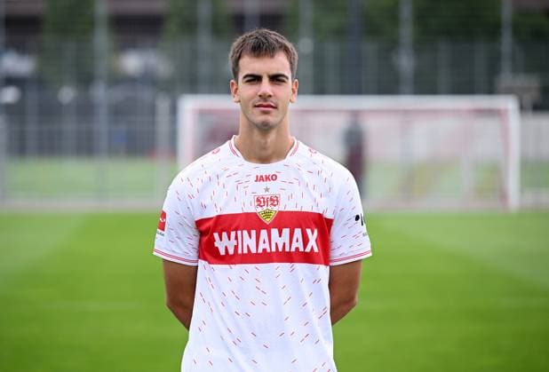 FUSSBALL 1. BUNDESLIGA SAISON 2023 2024 09.08.2023 Fototermin beim VfB Stuttgart auf dem Trainingsgelaende: Jovan Milosevic