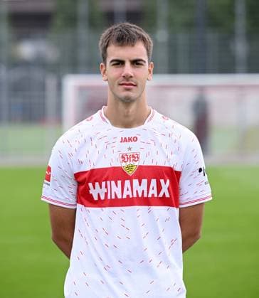 FUSSBALL 1. BUNDESLIGA SAISON 2023 2024 09.08.2023 Fototermin beim VfB Stuttgart auf dem Trainingsgelaende: Jovan Milosevic