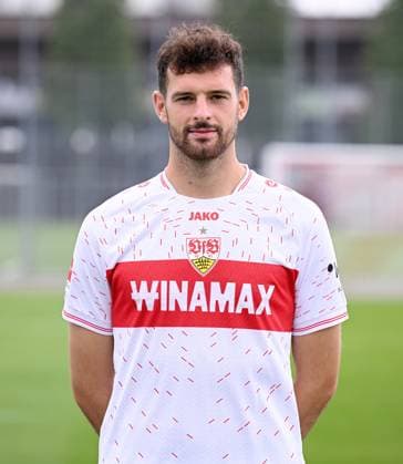 FUSSBALL 1. BUNDESLIGA SAISON 2023 2024 09.08.2023 Fototermin beim VfB Stuttgart auf dem Trainingsgelaende: Luca Pfeiffer