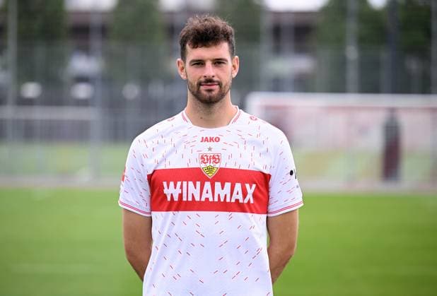 FUSSBALL 1. BUNDESLIGA SAISON 2023 2024 09.08.2023 Fototermin beim VfB Stuttgart auf dem Trainingsgelaende: Luca Pfeiffer