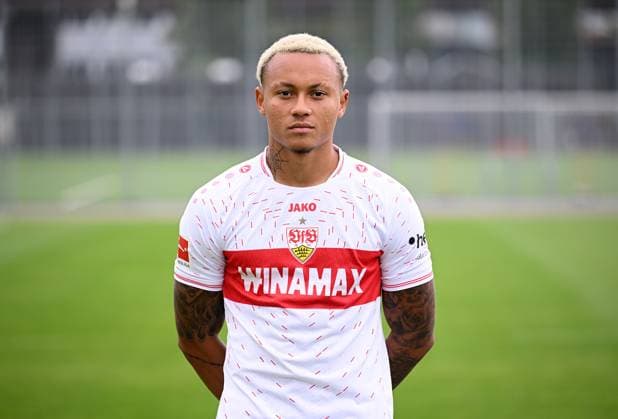 FUSSBALL 1. BUNDESLIGA SAISON 2023 2024 09.08.2023 Fototermin beim VfB Stuttgart auf dem Trainingsgelaende: Roberto Massimo