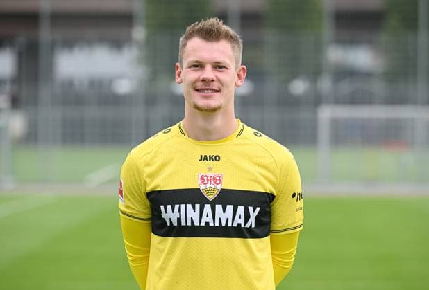 FUSSBALL 1. BUNDESLIGA SAISON 2023 2024 09.08.2023 Fototermin beim VfB Stuttgart auf dem Trainingsgelaende: Torwart Alexander Nuebel