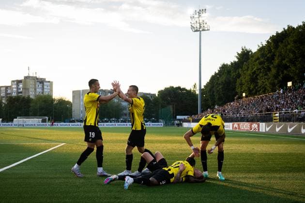 230810 Mikkel Rygaard Jensen celebrates with Srdjan Hrstic, Kristoffer Lund Hansen, Ibrahim Sadiq and Amor Layouni after 0-3 during the UEFA Europa League qualifying match between Zalgiris Vilnius and Häcken on August 10, 2023 in Vilnius. Photo: Emma Wallskog BILDBYRAN COP 320 EW0236 fotboll football soccer fotball uefa europa league zalgiris vilnius häcken bbeng jubel Copyright: EMMAxWALLSKOG BB230810EW043