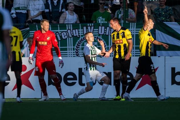 230810 goalkeeper Peter Abrahamsson, Even Hovland and Kristoffer Lund Hansen of Häcken against Paulius Golubickas of Zalgiris Vilnius during the UEFA Europa League qualifying match between Zalgiris Vilnius and Häcken on August 10, 2023 in Vilnius. Photo: Emma Wallskog BILDBYRAN COP 320 EW0236 fotboll football soccer fotball uefa europa league zalgiris vilnius häcken bbeng Copyright: EMMAxWALLSKOG BB230810EW059