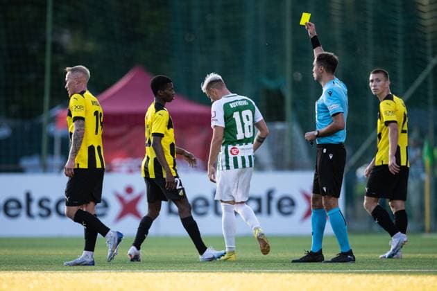 230810 Akoua Romeo Amane of Häcken receives a yellow card from Referee Mykola Balakin during the UEFA Europa League qualifying match between Zalgiris Vilnius and Häcken on August 10, 2023 in Vilnius. Photo: Emma Wallskog BILDBYRAN COP 320 EW0236 fotboll football soccer fotball uefa europa league zalgiris vilnius häcken bbeng Copyright: EMMAxWALLSKOG BB230810EW066