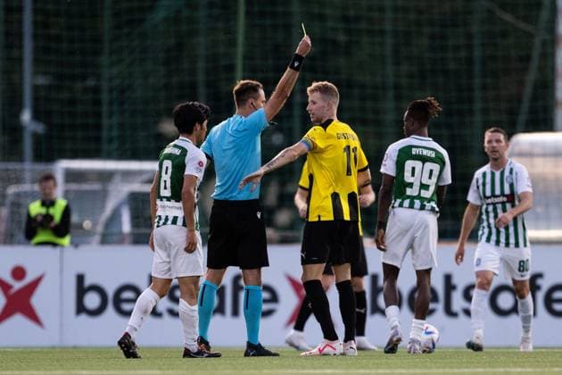 230810 Samuel Gustafson of Häcken receives a yellow card from Referee Mykola Balakin during the UEFA Europa League qualifying match between Zalgiris Vilnius and Häcken on August 10, 2023 in Vilnius. Photo: Emma Wallskog BILDBYRAN COP 320 EW0236 fotboll football soccer fotball uefa europa league zalgiris vilnius häcken bbeng Copyright: EMMAxWALLSKOG BB230810EW079