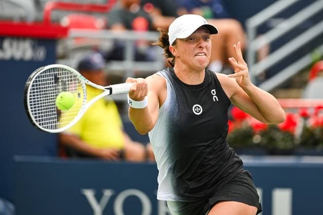 MONTREAL, QC - AUGUST 10: Iga Swiatek (POL) returns the ball during a third round match at WTA, Tennis Damen National Bank Open on August 10, 2023 at IGA Stadium in Montreal, QC (Photo by David Kirouac Icon Sportswire) TENNIS: AUG 10 National Bank Open EDITORIAL USE ONLY Icon230810026