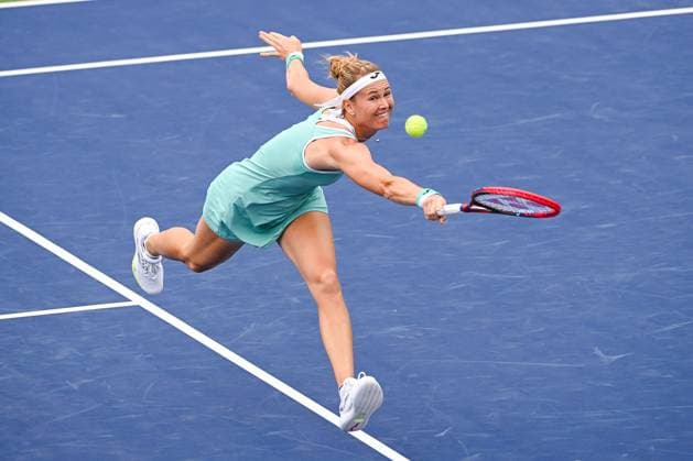 MONTREAL, QC - AUGUST 10: Marie Bouzkova (CZE) returns the ball during a third round match at WTA, Tennis Damen National Bank Open on August 10, 2023 at IGA Stadium in Montreal, QC (Photo by David Kirouac Icon Sportswire) TENNIS: AUG 10 National Bank Open EDITORIAL USE ONLY Icon230810032