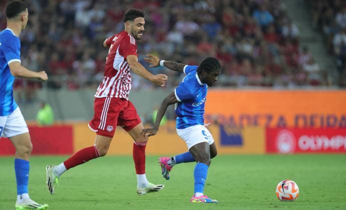 Olympiacos Vincente Iborra and Genk s Christopher Bonsu Baah fight for the ball during a soccer game between Greek Olympiacos F.C. and Belgian KRC Genk, Thursday 10 August 2023 in Piraeus, Greece, the first leg of the third qualifying round for the UEFA Europa League competition. VIRGINIExLEFOUR  x71874748x