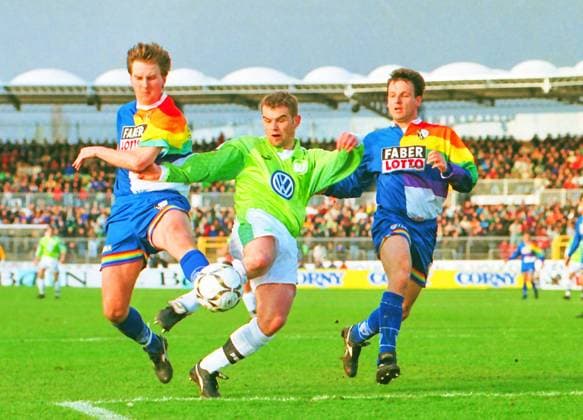 Archivbilder der Woche SPORT KW34 RECORD DATE NOT STATED Aus 1. BL Saison 1997 98 VfL Wolfsburg - VfL Bochum 0:2 am 28.02.1998. Im Foto: WOB Spieler ist Stefan Meissner *** From 1 BL season 1997 98 VfL Wolfsburg VfL Bochum 0 2 on 28 02 1998 In photo WOB player is Stefan Meissner