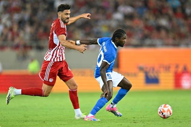 Olympiacos v KRC Genk - UEFA Europa League Qualifying ATHENS, GREECE - AUGUST 10 : Iborra Vicente midfielder of Olympiacos and Baah Bonsu Christopher forward of KRC Genk during the 1st leg match of the UEFA Europa League season 2023 - 2024 third qualifying round between Olympiacos and KRC Genk on August 10, 2023 in Athens, Greece, 10 08 2023 Athens Greece  Copyright: xDhax