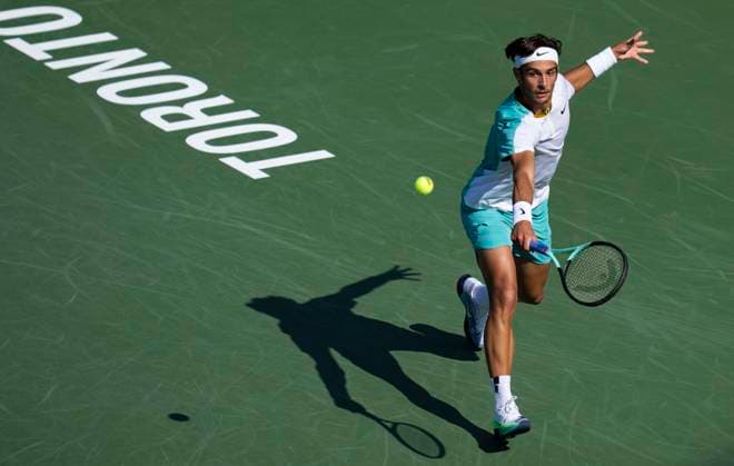 (230811) -- TORONTO, Aug. 11, 2023 -- Lorenzo Musetti competes during the men s singles round of 16 match between Lorenzo Musetti of Italy and Daniil Medvedev of Russia at the National Bank Open tennis tournament in Toronto, Canada, on Aug. 10, 2023. (Photo by Xinhua) (SP)CANADA-TORONTO-TENNIS-NATIONAL BANK OPEN-MEN S SINGLES ZouxZheng 