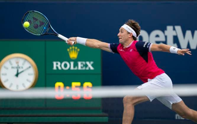 (230811) -- TORONTO, Aug. 11, 2023 -- Casper Ruud competes during the men s singles round of 16 match between Alejandro Davidovich Fokina of Spain and Casper Ruud of Norway at the National Bank Open tennis tournament in Toronto, Canada, on Aug. 10, 2023. (Photo by Xinhua) (SP)CANADA-TORONTO-TENNIS-NATIONAL BANK OPEN-MEN S SINGLES ZouxZheng 