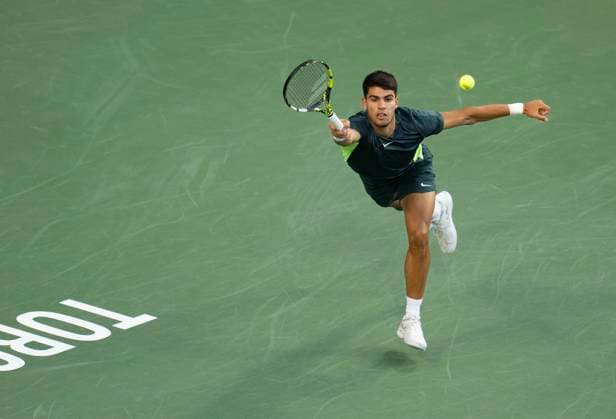 (230811) -- TORONTO, Aug. 11, 2023 -- Carlos Alcaraz competes during the men s singles round of 16 match between Carlos Alcaraz of Spain and Hubert Hurkacz of Poland at the National Bank Open tennis tournament in Toronto, Canada, on Aug. 10, 2023. (Photo by Xinhua) (SP)CANADA-TORONTO-TENNIS-NATIONAL BANK OPEN-MEN S SINGLES ZouxZheng 