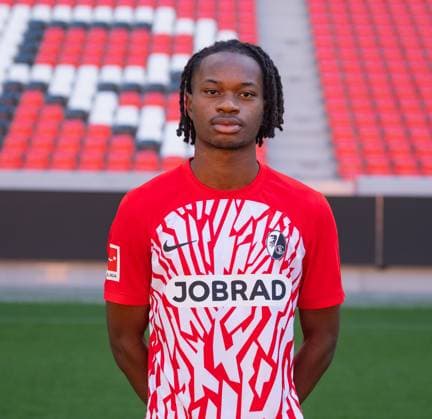 Jordy Makengo (SC Freiburg, 33); 1. Bundesliga, SC Freiburg, Portraettermin 2023 2024, 10.08.2023, (DFL REGULATIONS PROHIBIT ANY USE OF PHOTOGRAPHS AS IMAGE SEQUENCES AND OR QUASI-VIDEO) GER, Fussball, Herren, 1. Bundesliga, Spielzeit 2023 2024, SC Freiburg, Portraettermin 2023 2024, 10.08.2023, Freiburg im Breisgau Copyright: xEibner-Pressefoto SilasxSchuellex EP_EER
