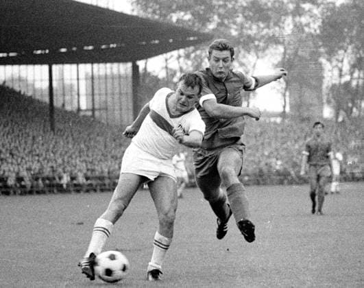 Archivbilder der Woche SPORT KW34 1. Spieltag der Fussball Bundesliga 24.08.1963 FC Schalke 04 - VFB Stuttgart 2:0 Rolf Geiger (VFB) Aktion gegen Manfred Kreuz (Schalke). *** 1 matchday of the football Bundesliga 24 08 1963 FC Schalke 04 VFB Stuttgart 2 0 Rolf Geiger VFB action against Manfred Kreuz Schalke HM