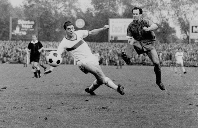 1. Spieltag der Fussball Bundesliga 24.08.1963 Schalke 04 - VFB Stuttgart Willi Koslowski (S04) gegen Gerd Menne (lks) *** 1 match day of the football Bundesliga 24 08 1963 Schalke 04 VFB Stuttgart Willi Koslowski S04 against Gerd Menne lks HM