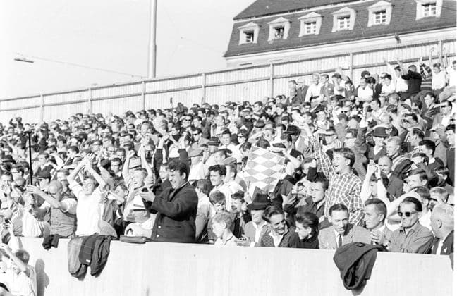 Archivbilder der Woche SPORT KW34 1. Spieltag der Fussball Bundesliga 24.08.1963 TSV Muenchen 1860 - Eintracht Braunschweig Zuschauer, Fans von 1860 , freuen sich auf den Bundesligastart *** 1 match day of the Bundesliga 24 08 1963 TSV Muenchen 1860 Eintracht Braunschweig spectators, fans of 1860 , looking forward to the start of the Bundesliga HM