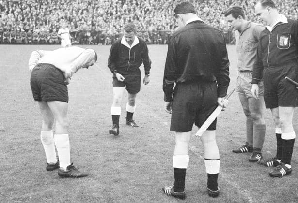 Archivbilder der Woche SPORT KW34 1. Bundesligaspieltag 24.08.1963 FC Schalke 04 - VFB Stuttgart 2:0 Platzwahl v.l. Torwart Günter Sawitzki (VFB), Schiedsrichter Gerhard Schulenburg und Schalke Kapitaen Manfred Kreuz. *** 1 Bundesliga match day 24 08 1963 FC Schalke 04 VFB Stuttgart 2 0 place selection f l goalkeeper Günter Sawitzki VFB , referee Gerhard Schulenburg and Schalke captain Manfred Kreuz HM