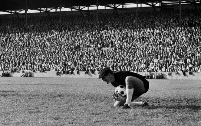 1. Spieltag der Fussball Bundesliga 24.08.1963 TSV Muenchen 1860 - Eintracht Braunschweig 1:1 Torwart Petar Radenkovic (1860) hält den Ball. Im Hintergrund die volle Tribüne *** 1 match day of the Bundesliga 24 08 1963 TSV Muenchen 1860 Eintracht Braunschweig 1 1 goalkeeper Petar Radenkovic 1860 holds the ball In the background the full grandstand HM
