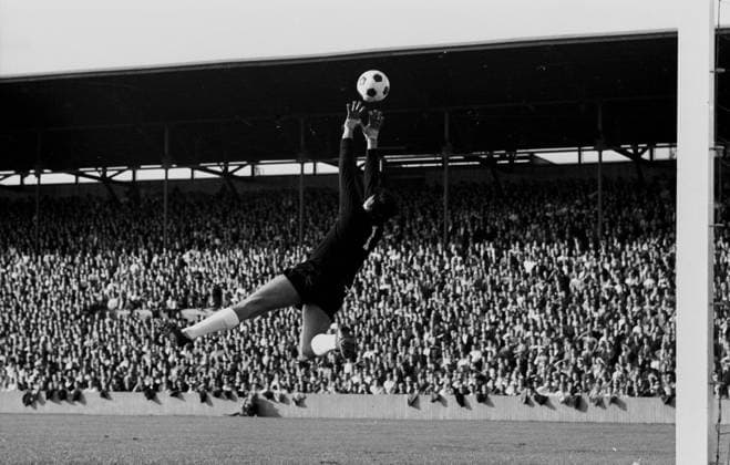 Archivbilder der Woche SPORT KW34 1. Spieltag der Fussball Bundesliga 24.08.1963 TSV Muenchen 1860 - Eintracht Braunschweig 1:1 Aktion Torwart Petar Radenkovic (1860) . Parade vor voller Tribüne *** 1 match day of the Bundesliga 24 08 1963 TSV Muenchen 1860 Eintracht Braunschweig 1 1 action goalkeeper Petar Radenkovic 1860 parade in front of full grandstand HM