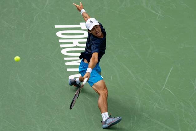 TORONTO, ON - AUGUST 11: Mackenzie McDonald of the United States hits a shot during his quarter-final match of the National Bank Open, part of the Hologic ATP, Tennis Herren Tour, at Sobeys Stadium on August 11, 2023 in Toronto, Canada. (Photo by Julian Avram Icon Sportswire) TENNIS: AUG 11 National Bank Open EDITORIAL USE ONLY Icon2308110009