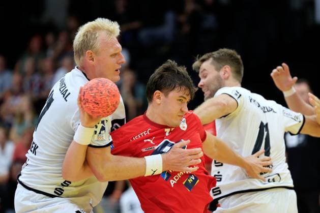 Sport Themen der Woche KW32 Sport Bilder des Tages HANDBALL - Kiel vs Krems, test match GRAZ,AUSTRIA,11.AUG.23 - HANDBALL - HBL Handball Bundesliga, HLA, Handball Liga Austria, THW Kiel vs UHK Krems, test match. Image shows Patrick Wiencek (Kiel), Moritz Mitterndorfer (Krems) and Petter Overby (Kiel).  GEPAxpictures xMarioxBuehner