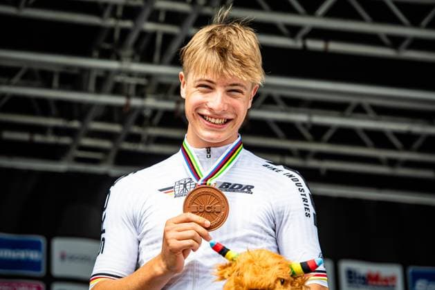 Sport Themen der Woche KW32 Sport Bilder des Tages LEIDERT Louis: UCI Road cycling, Rad, Radsport, Strasse World Championships 2023 LEIDERT Louis ( GER ) Germany Third Place Award Ceremony Medal Ceremony Podium - Querformat - quer - horizontal - Landscape - Querformat - quer - horizontal - Landscape - Event Veranstaltung: UCI Road Cycling World Championships 2023 - Category Kategorie: Cycling - Road Cycling World Championships - Junior Men U19 - Location Ort: Europe - Great Britain - Scotland - Start: Sterling - Finish: Sterling - Discipline: Individual Time Trail ( ITT ) - Distance: 22,8 km - Date Datum: 11.08.2023 Friday Day 6 - *** LEIDERT Louis UCI Road Cycling World Championships 2023 LEIDERT Louis GER Germany Third Place Award Ceremony Medal Ceremony Podium Landscape landscape horizontal Landscape Event Event UCI Road Cycling World Championships 2023 Category Category Cycling Road Cycling World Championships Junior Men U19 Location Place Europe Great Britain Scotland Start Sterling Finish Sterling Discipline Individual Time Trail ITT Distance 22,8 km Date Date 11 08 2023 Friday Day 6