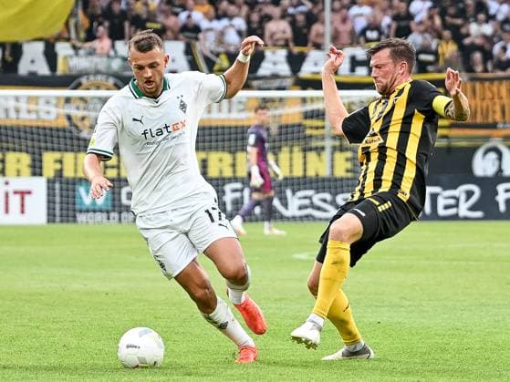Bastian Mueller (TSV Alemannia Aachen, 23) ziewht den Fuss zurueck um Kushtrim Asallari (Borussia Moenchengladbach U23, 17) kurz vor dem Strafraum nicht zu foulen. TSV Alemannia Aachen vs. Borussia Moenchengladbach U23, Fussball, Regionalliga West, 03. Spieltag, Saison 2023 2024, 11.08.2023 TSV Alemannia Aachen vs. Borussia Moenchengladbach U23 , Fussball, Regionalliga West, 03. Spieltag, Saison 2023 2024, 11.08.2023 Aachen Copyright: xEibner-Pressefoto ThomasxHaeslerx EP_THR