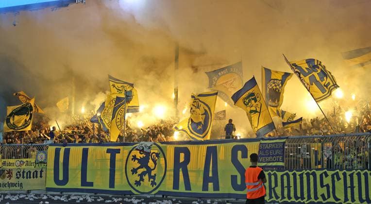 Sport Themen der Woche KW32 Sport Bilder des Tages DFB-Pokal: Eintracht Braunschweig vs FC Schalke 04 Braunschweig, 11.08.2023, Fußball, Saison 23 24, DFB-Pokal, 1. Runde, Eintracht Braunschweig vs FC Schake 04, Bild zeigt: Fans der Eintracht in der Südkurve mit Bengalischem Feuer , Pyrotechnik , Rauchbomben Braunschweig *** DFB Pokal Eintracht Braunschweig vs FC Schalke 04 Braunschweig, 11 08 2023, soccer, season 23 24, DFB Pokal, 1 round, Eintracht Braunschweig vs FC Schake 04, picture shows fans of Eintracht in the south curve with Bengal fire , pyrotechnics , smoke bombs Braunschweig