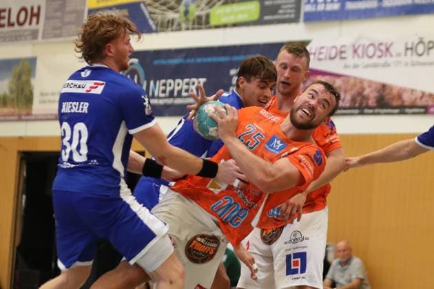 Sport Themen der Woche KW32 Sport Bilder des Tages VFL Gummersbach vs IFK Kristianstad, Handball, Internationaler Heide-Cup 2023, 11.08.23; Schneverdingen Ludvig Jurmala Aström (Nr.25, IFK Kristianstad) gegen Tom Kiesler (Nr.30, VfL Gummersbach) *** VFL Gummersbach vs IFK Kristianstad, handball, International Heide Cup 2023, 11 08 23 Schneverdingen Ludvig Jurmala Aström No 25, IFK Kristianstad vs Tom Kiesler No 30, VfL Gummersbach Copyright: xBEAUTIFULxSPORTS MarioxM.xKobergx