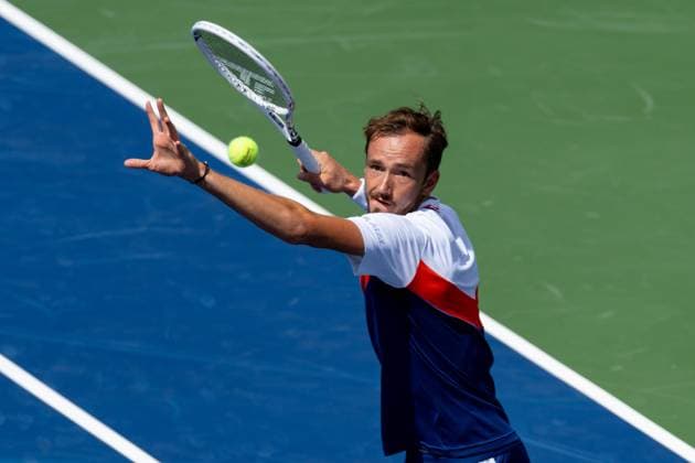 Sport Bilder des Tages TORONTO, ON - AUGUST 11: Daniil Medvedev hits a shot during his quarter-final match of the National Bank Open, part of the Hologic ATP, Tennis Herren Tour, at Sobeys Stadium on August 11, 2023 in Toronto, Canada. (Photo by Julian Avram Icon Sportswire) TENNIS: AUG 11 National Bank Open EDITORIAL USE ONLY Icon2308113660