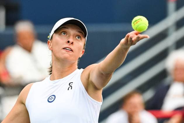 MONTREAL, QC - AUGUST 11: Iga Swiatek (POL) serves the ball during a quarter final match at WTA, Tennis Damen National Bank Open on August 11, 2023 at IGA Stadium in Montreal, QC (Photo by David Kirouac Icon Sportswire) TENNIS: AUG 11 National Bank Open EDITORIAL USE ONLY Icon230811060