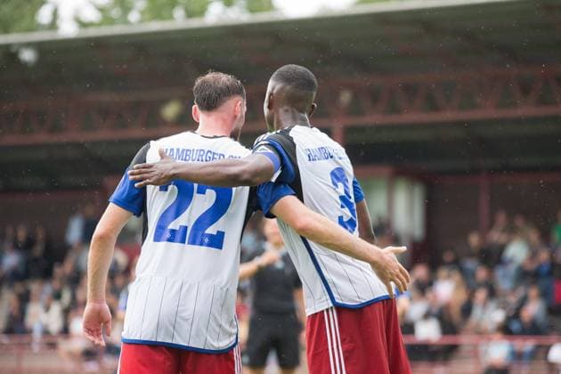 Fußball, Saison 2023 24, Regionalliga Nord, Hamburger SV II U21, U 21 - SV Drochtersen Assel, Sportpark Eimsbüttel Stadion (Hamburg), 12.08.2023, 3. Spieltag Valon Zumberi ( 22, HSV II), Dennis Duah ( 3, HSV II, Teamkapitän) (Nur zur redaktionellen Nutzung. Foto: IMAGO Lobeca Roberto Seidel) Hamburg Wolfgang-Meyer-Stadion, Hagenbeckstr. 124 Hamburg Deutschland