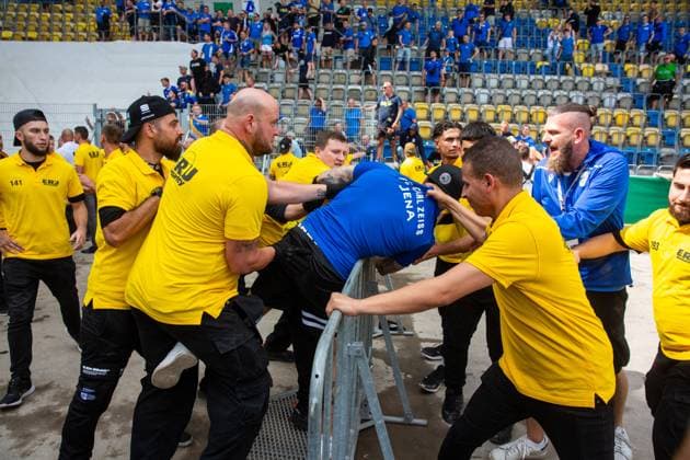 Bilder des Jahres 2023, Sport 08 August Sport Themen der Woche KW32 Sport Bilder des Tages Jena , 120823, Fussball DFB Pokal , FC Carl-Zeiss Jena gegen Hertha BSC Berlin im Bild: Schwere Ausschreitungen zwischen Fans von Hertha BSC und Carl Zeiss Jena , verletzte Ordner und Fans. Hertha Fans drücken ein Tor auf und stürmen das Stadion *** Jena , 120823, Football DFB Cup , FC Carl Zeiss Jena against Hertha BSC Berlin in the picture Heavy rioting between fans of Hertha BSC and Carl Zeiss Jena , injured stewards and fans Hertha fans push open a gate and storm the stadium
