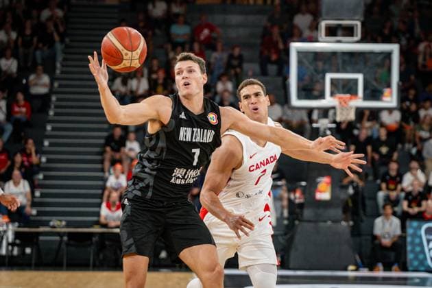 Basketball Hamburg 12.08.2023 DBB Nationalmannschaft der Männer Länderspiel Testspiel Supercup Kanada (CAN) - Neuseeland (NZL) Yanni Wetzel (Neuseeland, No.07) Dwight Powell (Kanada, No.07)