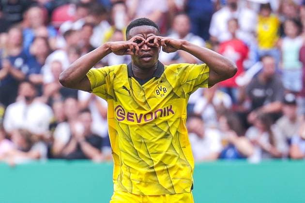 Sport Bilder des Tages 12.08.2023, Fussball, Saison 2023 2024, DFB-Pokal, 1. Runde, TSV Schott Mainz - Borussia Dortmund, Youssoufa Moukoko (Borussia Dortmund) bejubelt das Tor zum 1:6, Mainz Mewa Arena Rheinland-Pfalz Deutschland xRHR-FOTO DEx Copyright: DennisxEwert RHR-FOTOx RHR-FOTO DE