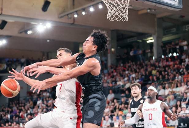Dwight Powell (CAN) im Duell mit Neuseelands Flyn Cameron (NZL) Basketball, Herren, Supercup, DBB, Edel-Optics Arena, Canada gegen Neuseeland