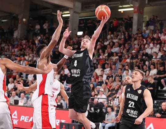Taylor Britt (NZL) beim Wurf Basketball, Herren, Supercup, DBB, Edel-Optics Arena, Canada gegen Neuseeland