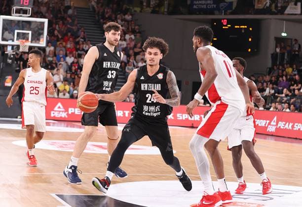 Neuseelands Dan Foltu am Ball Basketball, Herren, Supercup, DBB, Edel-Optics Arena, Canada gegen Neuseeland