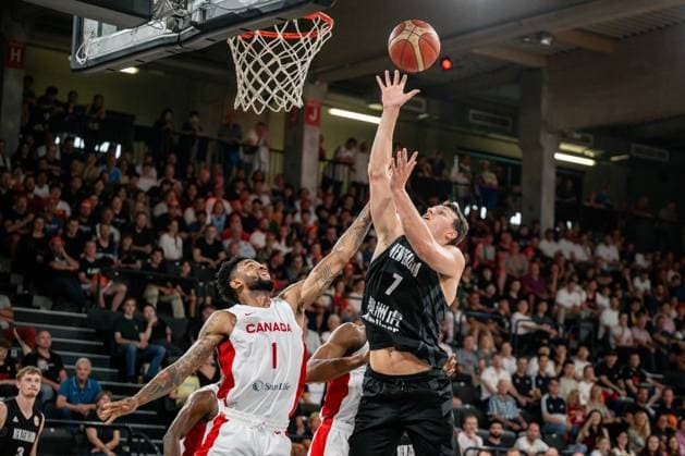 Basketball Hamburg 12.08.2023 DBB Nationalmannschaft der Männer Länderspiel Testspiel Supercup Kanada (CAN) - Neuseeland (NZL) Yanni Wetzel (Neuseeland, No.07) Nickeil Alexander-Walker (Kanada, No.01)