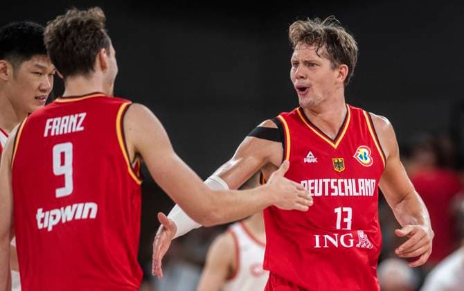 Sport Bilder des Tages 12.8.2023, GER, Basketball, Herren, Supercup, DBB, Halbfinale, Deutschland - China Franz Wagner (Deutschland, li.) und Moritz Wagner (Deutschland) freuen sich und klatschen ab. Hamburg Edel Optics Arena Hamburg Deutschland