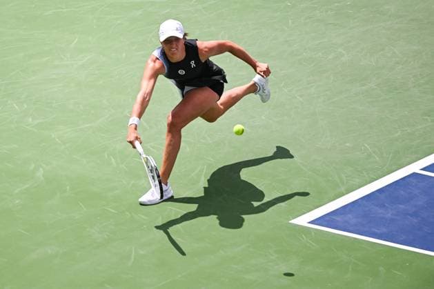 MONTREAL, QC - AUGUST 12: Iga Swiatek (POL) returns the ball during semi final at WTA, Tennis Damen National Bank Open on August 12, 2023 at IGA Stadium in Montreal, QC (Photo by Icon Sportswire) TENNIS: AUG 12 National Bank Open EDITORIAL USE ONLY Icon230812002