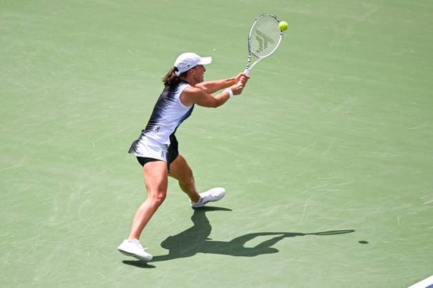 MONTREAL, QC - AUGUST 12: Iga Swiatek (POL) returns the ball during semi final at WTA, Tennis Damen National Bank Open on August 12, 2023 at IGA Stadium in Montreal, QC (Photo by Icon Sportswire) TENNIS: AUG 12 National Bank Open EDITORIAL USE ONLY Icon230812003