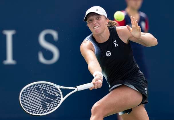 Sport Bilder des Tages August 12, 2023, MONTREAL, PQ, Canada: Iga Swiatek of Poland, hits a return to Jessica Pegula of the United States, during semifinal action at the National Bank Open tennis tournament in Montreal, Saturday, Aug. 12, 2023. Canada News - August 12, 2023 - ZUMAc35_ 20230812_zaf_c35_003 Copyright: xChristinnexMuschix