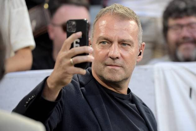 12.08.2023, xemx, Fussball Supercup 2023, FC Bayern Muenchen - RB Leipzig emspor, v.l. Trainer Hans-Dieter Hansi Flick (Deutsche Fussball Nationalmannschaft DFB) mit Handy (DFL DFB REGULATIONS PROHIBIT ANY USE OF PHOTOGRAPHS as IMAGE SEQUENCES and or QUASI-VIDEO) Muenchen