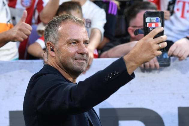 Fußball Supercup FC Bayern München - RB Leipzig am 12.08.2023 in der Allianz Arena in München Hans-Dieter Hansi Flick ( Bundestrainer ) beim Selfie DFL regulations prohibit any use of photographs as image sequences and or quasi-video.